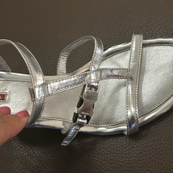 Bought but never worn beautiful
Prada Silver Leather kitten heels Size
38 1/2 - Picture 12 of 13
